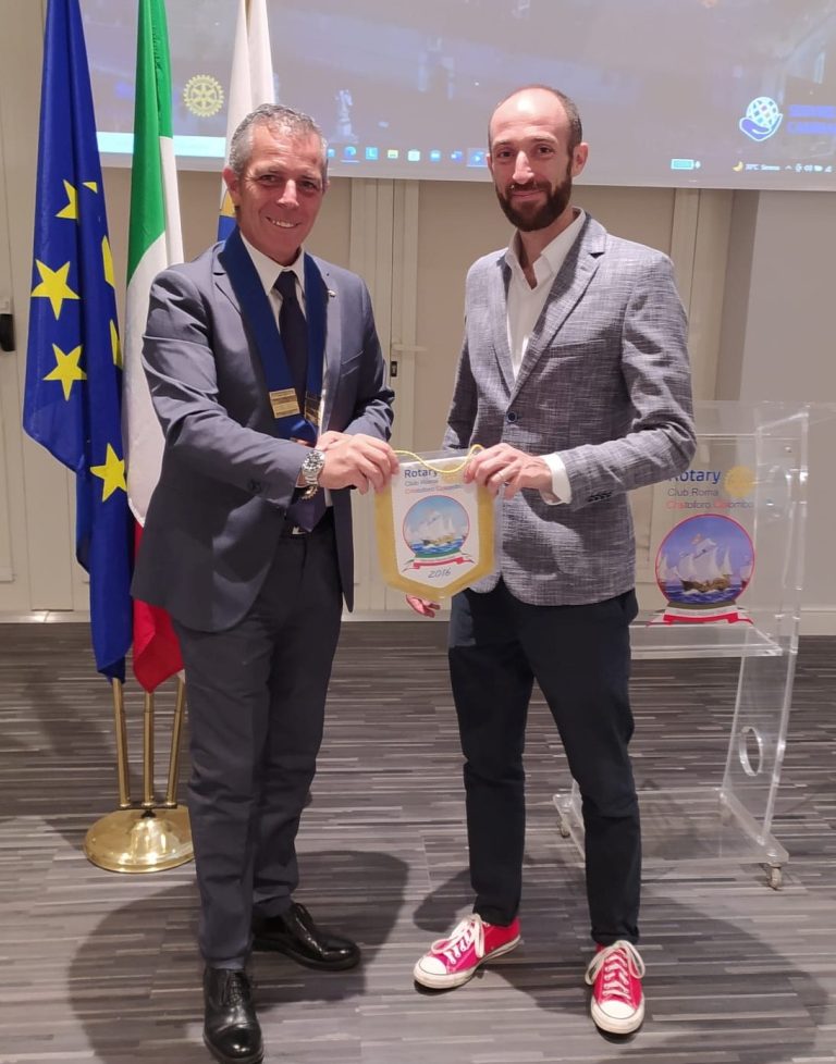 Consegna gagliardetto Rotary.